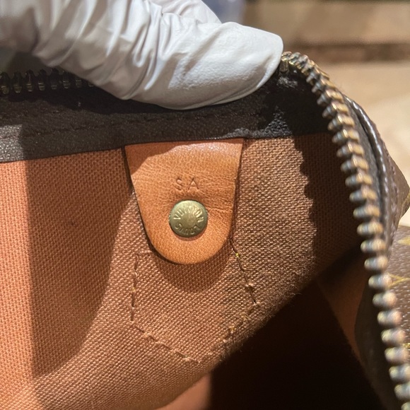 Authentic Louis Vuitton SPEEDY 40 - Picture 10 of 16